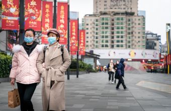 Κίνα: Επικρίσεις για το πρωκτικό τεστ κορωνοϊού στους ταξιδιώτες εξωτερικού 