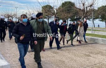 Θεσσαλονίκη: Έριξαν τον Σταυρό στη θάλασσα και τους προσήγαγε η Αστυνομία (video)