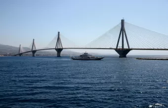 Άνδρας έπεσε από τη γέφυρα Ρίου-Αντιρρίου – Έρευνες για τον εντοπισμό του
