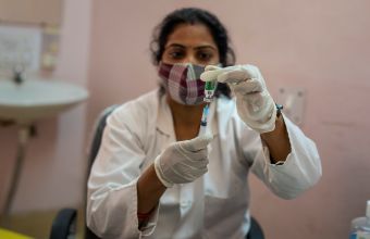 Η Ινδία, «φαρμακείο» του πλανήτη, υστερεί δραματικά στους εμβολιασμούς του δικού της πληθυσμού