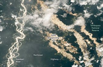 Η «σκοτεινή» ιστορία πίσω από την σπάνια φωτογραφία της NASA με τα «ποτάμια χρυσού» Αμαζονίου