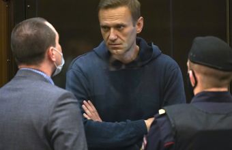 Ρωσία: Σε νέα δίκη, κατηγορούμενος για «δυσφήμηση» προσήχθη ο Αλεξέι Ναβάλνι