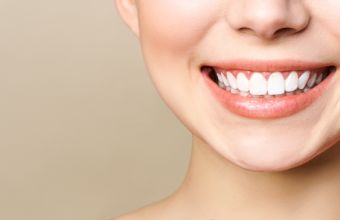 Οι 6 επιστημονικά αποδεκτοί τρόποι για υγιή δόντια χωρίς κίτρινα σημάδια