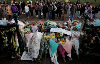 Ανάστατη η Βρετανία μετά από τη βίαιη διάλυση αγρυπνίας στη μνήμη της 33χρονης που δολοφονήθηκε από αστυνομικό