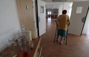 Ηλικιωμένη γυναίκα σε γηροκομείο 