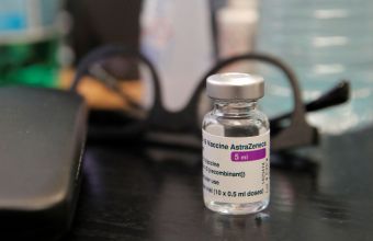 Συναγερμός στην Ευρώπη για το εμβόλιο της AstraZeneca: Γαλλία και Ιταλία αναστέλλουν τη χρήση του