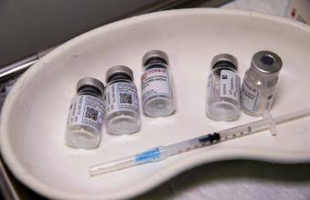 Πώς η απόφαση των ΗΠΑ να στηρίξουν την άρση πατεντών στα εμβόλια κορωνοϊού αλλάζει τις ισορροπίες