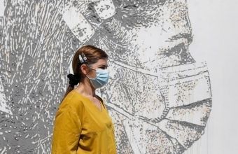 ΗΠΑ - CDC: Και οι πλήρως εμβολιασμένοι να φορούν μάσκα σε κλειστούς χώρους λόγω μετάλλαξης Δ