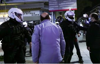 ΕΛ.ΑΣ: 16 συλλήψεις για τα επεισόδια στη Ν. Σμύρνη -Καταγγελίες πολιτών για αστυνομική βία