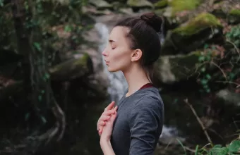 Tρόποι να χρησιμοποιήσεις το ASMR για να χαλαρώσεις και να μειώσεις το στρες