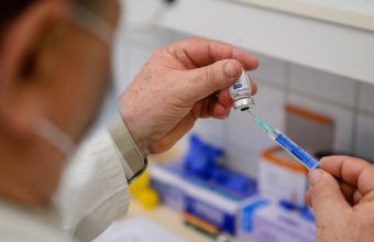 Βρετανία: Προσπάθεια αύξησης των εμβολιασμών με την αναμνηστική δόση 