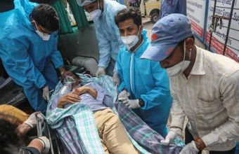 «Επέλαση» κορωνοϊού στην Ινδία: Νέο παγκόσμιο αρνητικό ρεκόρ με 386.000 κρούσματα και 3.500 νεκρούς σε 24 ώρες