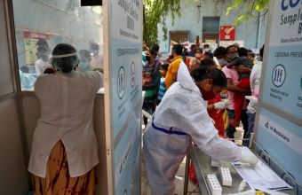 ΠΟΥ: Ο κόσμος σπεύδει άνευ λόγου στα νοσοκομεία και επιδεινώνει την κρίση στην Ινδία