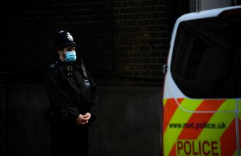 Αναστάτωση στο Λονδίνο - Συνελήφθη άνδρας με τσεκούρι στη λεωφόρο The Mall