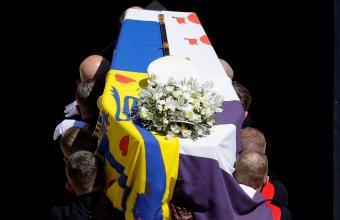 Η κηδεία του πρίγκιπα Φιλίππου - Το λάβαρο με τον ελληνικό σταυρό στο φέρετρο (vid, pics)