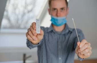 Προειδοποίηση από FDA: Μη χρησιμοποιείτε τα γρήγορα self test στον λαιμό αντί για μύτη