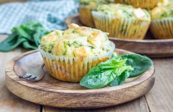 Muffins με σπανάκι και τσένταρ, ιδανικά για το brunch σου