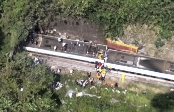Ταϊβάν: Δεκάδες νεκροί και τραυματίες από τον εκτροχιασμό τρένου (video)