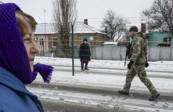 Πέντε χώρες απομακρύνουν οικογένειες διπλωματών από την Ουκρανία
