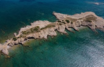 Ντούνη: Το νησάκι της Αττικής με τις δαντελένιες ακρογιαλιές που πας με τα πόδια (vid)