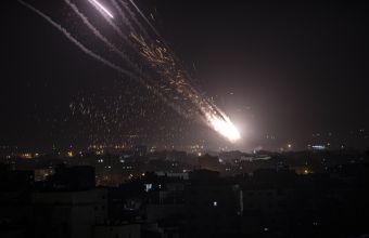 Οι εκτοξεύσεις ρουκετών από Παλαιστίνιους και τα αεροπορικά πλήγματα του Ισραήλ συνεχίστηκαν όλη νύχτα