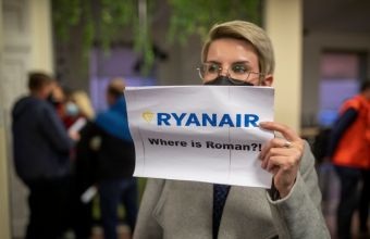  Ακτιβιστές πέταξαν στον διευθύνοντα συμβούλου της Ryanair τάρτα με κρέμα