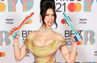 Τρέλανε κόσμο η Dua Lipa - Με μίνι και ζαρτιέρες στα Brit Awards (pics)