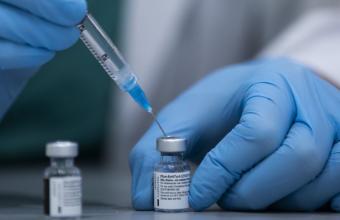 Μελέτη: Το εμβόλιο της Pfizer προκαλεί ισχυρότερη ανοσολογική απόκριση από της Sinovac