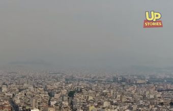 Αθήνα: Ο καπνός και η στάχτη από την μεγάλη φωτιά στον Σχίνο έχουν καλύψει τα πάντα (vid)