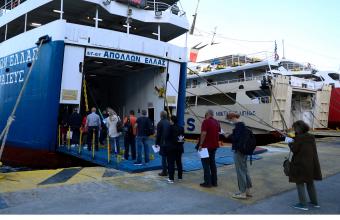 Αυξημένη η κίνηση στο λιμάνι του Πειραιά – Πολίτες με βεβαιώσεις για τα νησιά (φωτό)