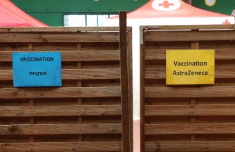 Εμβόλια Pfizer-AstraZeneca: Πόσο φθίνει η προστασία 5 και 6 μήνες μετά τη δεύτερη δόση