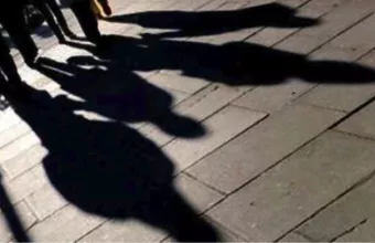 Οι σκιές ανθρώπων που περπατούν 