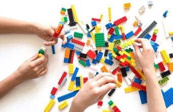 H Lego κατασκεύασε τα πρώτα τουβλάκια από πλαστικά μπουκάλια