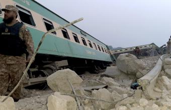 Πακιστάν: Τουλάχιστον 60 οι νεκροί από τον εκτροχιασμό και τη σύγκρουση δύο τρένων