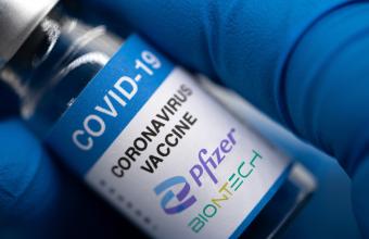 Κορωνοϊός: Πλήρης έγκριση στο εμβόλιο της Pfizer από τον FDA