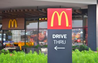 Ρωσία: Άνοιξαν τα πρώτα McDonald’s στον κόσμο που εξυπηρετούν αυτοκίνητα και με δεξί και αριστερό τιμόνι