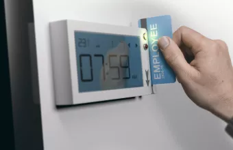 Έρχεται η ψηφιακή κάρτα εργασίας: Τι είναι και πώς θα λειτουργεί -Θα δείχνει το μισθό ανά ώρα