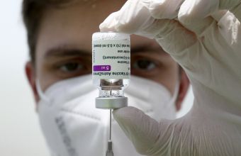 Tο ήμισυ του πληθυσμού της ΕΕ είναι πλέον πλήρως εμβολιασμένο