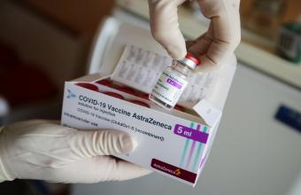 AstraZeneca: Πράσινο φως από τον ΕΜΑ για τρίτη δόση εμβολίου κατά του κορωνοϊού 