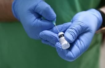 Κορωνοϊός - Mελέτη: Τα εμβόλια φαίνεται ότι «φρενάρουν» και τις νέες μεταλλάξεις