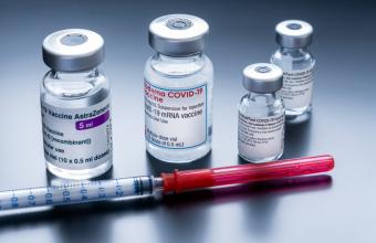 Εννιά φορές μικρότερος ο κίνδυνος διασωλήνωσης για τους τριπλά εμβολιασμένους 
