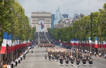 Εκτός από παρέλαση, δόκιμος στρατιώτης στη Γαλλία έκανε πρόταση γάμου στην καλή του (vid)