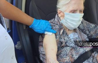 Κορωνοϊός: Εμβολιάστηκε super- γιαγιά 100 ετών στο Ηράκλειο – Το μήνυμα που στέλνει (pics)