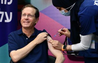 Κορωνοϊός: Έδωσε το καλό παράδειγμα ο Ισραηλινός πρόεδρος - Εμβολιάστηκε με τρίτη δόση