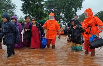 Ινδία: Τους 112 έφτασαν οι νεκροί από τις πλημμύρες και τις κατολισθήσεις (vid)
