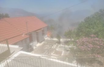 Κεφαλονιά: Συναγερμός στο Καπανδρίτι- Η φωτιά έφτασε σε αυλές σπιτιών (pic+vid)