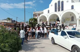 Έγκλημα στην Φολέγανδρο: Σπαραγμός στο «τελευταίο αντίο» στην 26χρονη Γαρυφαλλιά (Video)