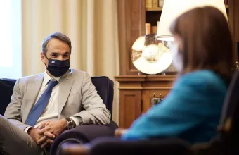 Με άρθρο του Συντάγματος απαντά ο Μητσοτάκης στους αντιεμβολιαστές - Τι αναφέρεται στο άρθρο