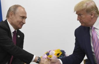 Guardian: Ο Πούτιν είχε στο «χέρι» τον Τραμπ - Έδωσε εντολή στήριξής του παρότι «διανοητικά ασταθής» 