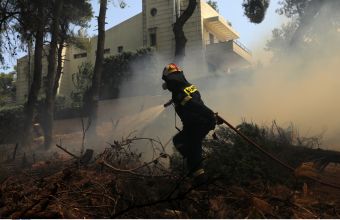 Φωτιά σε Σταμάτα – Διόνυσο: Σε κατάσταση μέγιστης ετοιμότητας ΕΚΑΒ 